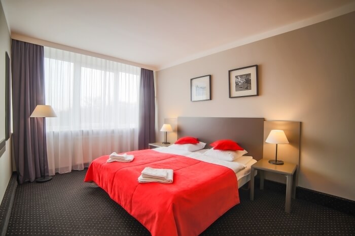 Hotel-New-Skanpol-Kolberg-Kolobrzeg-Doppelzimmer-Doppelbett-4.jpg